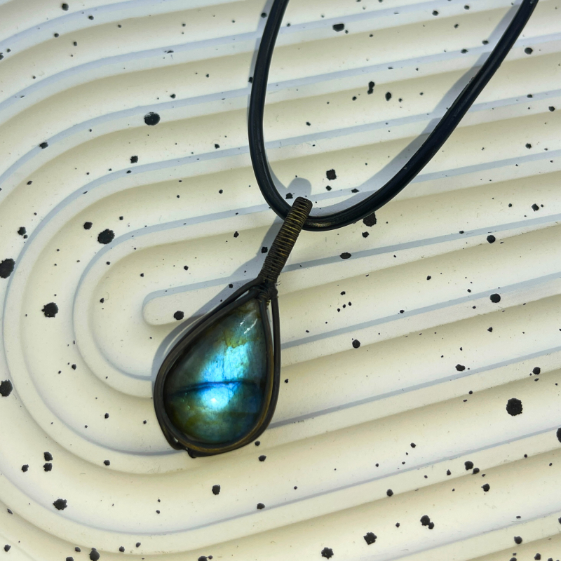 Aeterna Nox Somnium: Eternal Night's Dream Labradorite Pendant with Vintage Copper Embrace