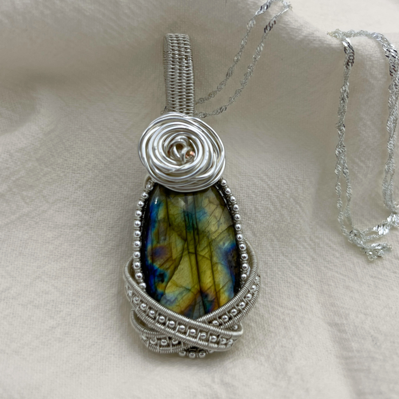 Bohemian Rhapsody: Cosmic Labradorite Pendant with Intricate Silver Galaxy Frame and Rose Crown