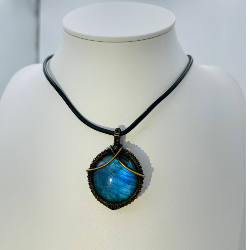 SAPPHIRE SERENITY Vintage Round Labradorite Pendant | Handcrafted Copper Wire Jewelry (15g)