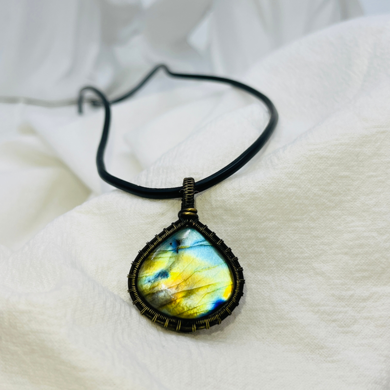 GOLDEN NECTAR Vintage Labradorite Pendant | Handcrafted Copper Wire Jewelry (10.6g)