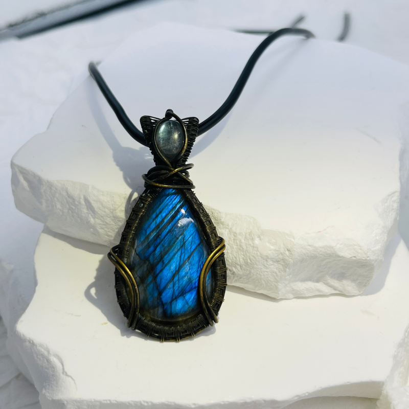 Cosmic Glow: Regal Labradorite Pendant with Crown-Inspired Copper Wire Frame