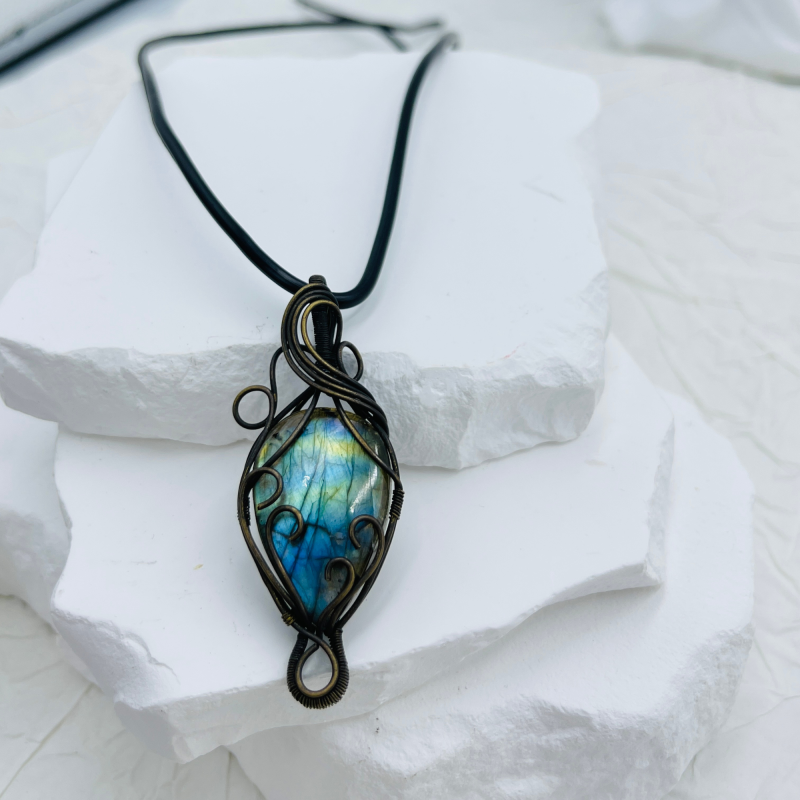 Teardrop Twilight Sky: Labradorite Pendant with Rippling Copper Wire Frame