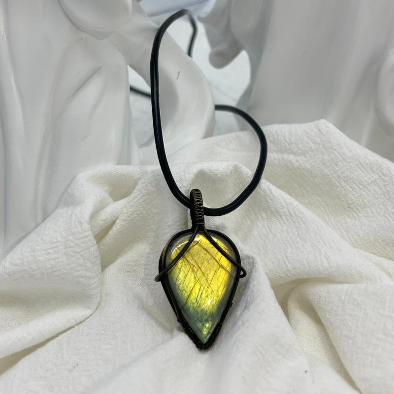 Golden Dream: Vintage Labradorite Pendant with Reversible Copper Sunburst Frame